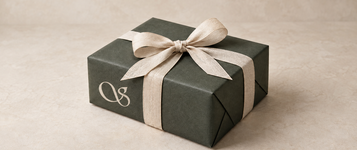 elegantes-geschenk-mit-dezentem-monogramm