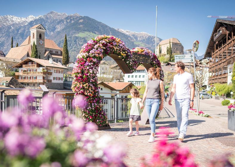 A family in Scena/Schenna