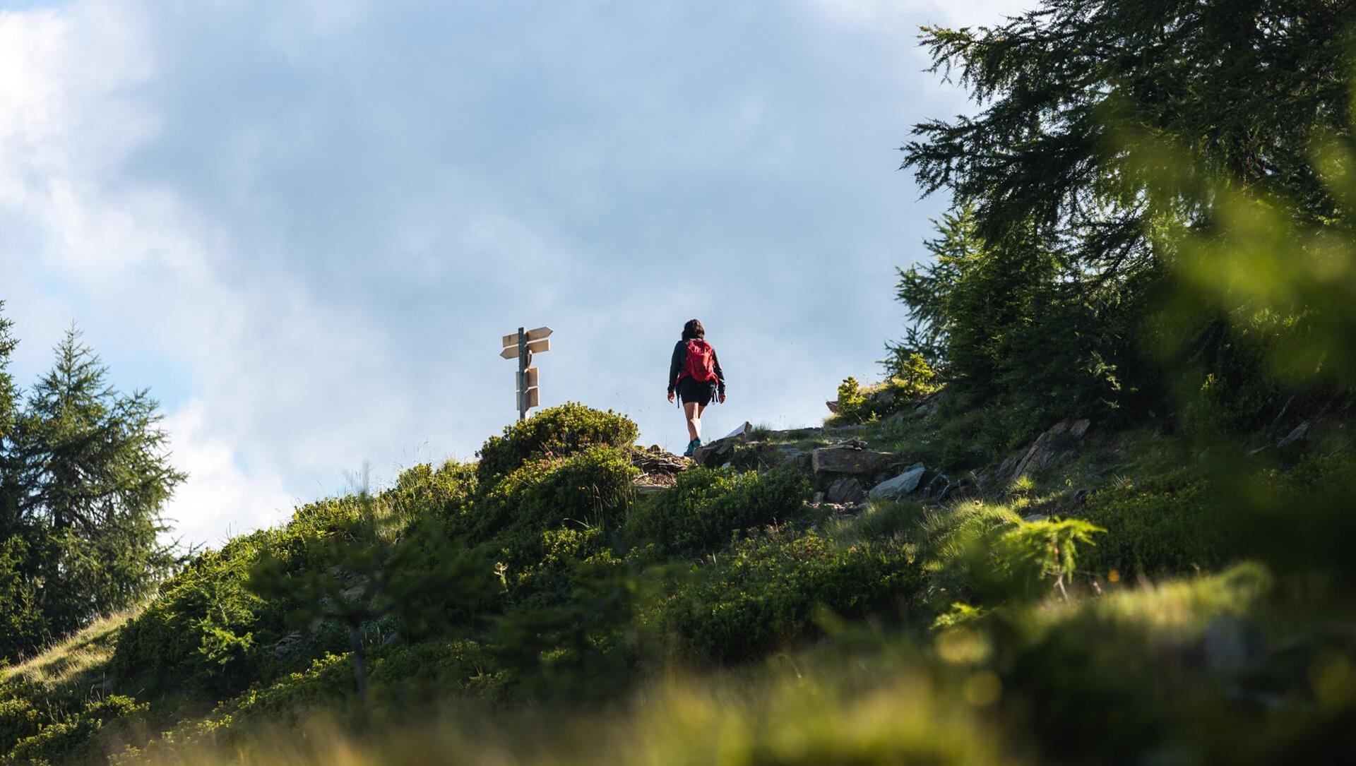 -c-tourismusverein-schenna-roter-rucksack-1