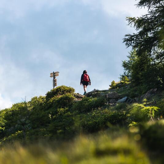 -c-tourismusverein-schenna-roter-rucksack-1