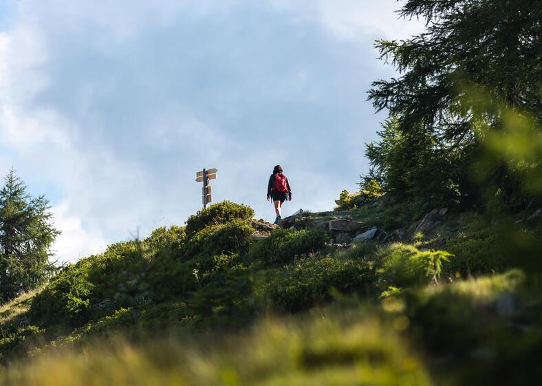 -c-tourismusverein-schenna-roter-rucksack-1