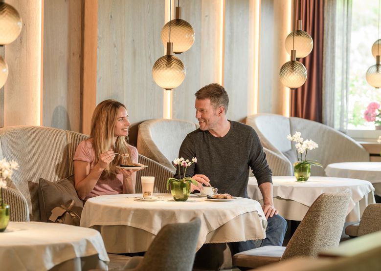 Kaffee und Kuchen im Restaurant